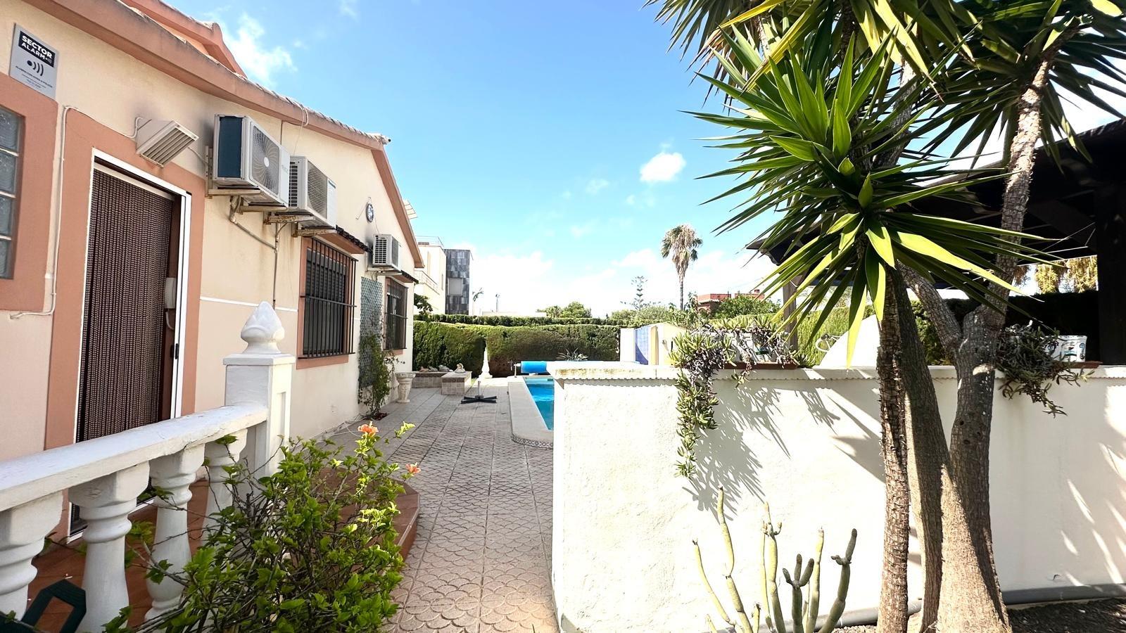 Villa a Cabo Roig, Alicante, Spagna 3 camere da letto, 141 mq. N° 155692