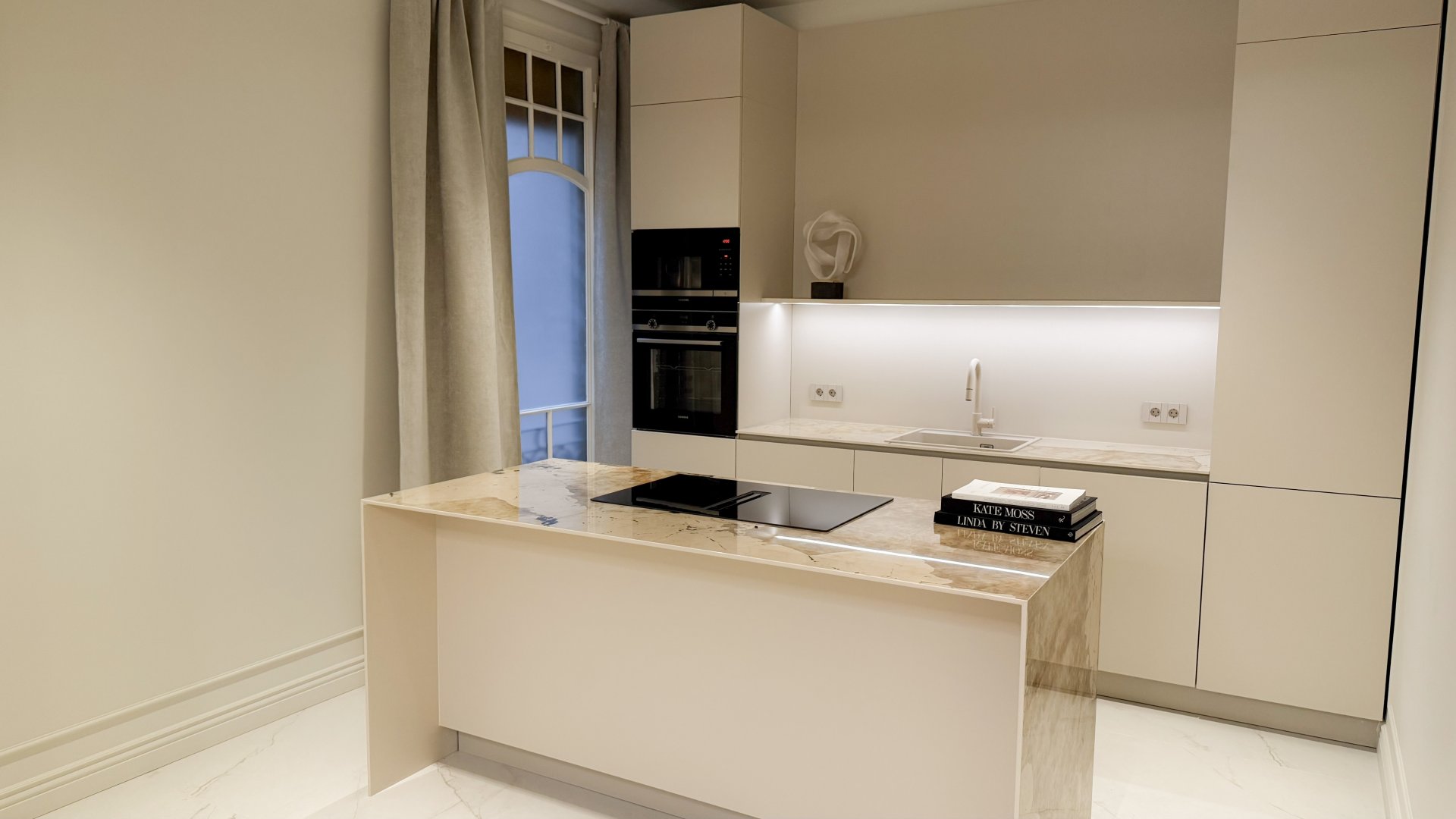 Apartment in Barcelona, Spain 4 bedrooms,  No. 141086