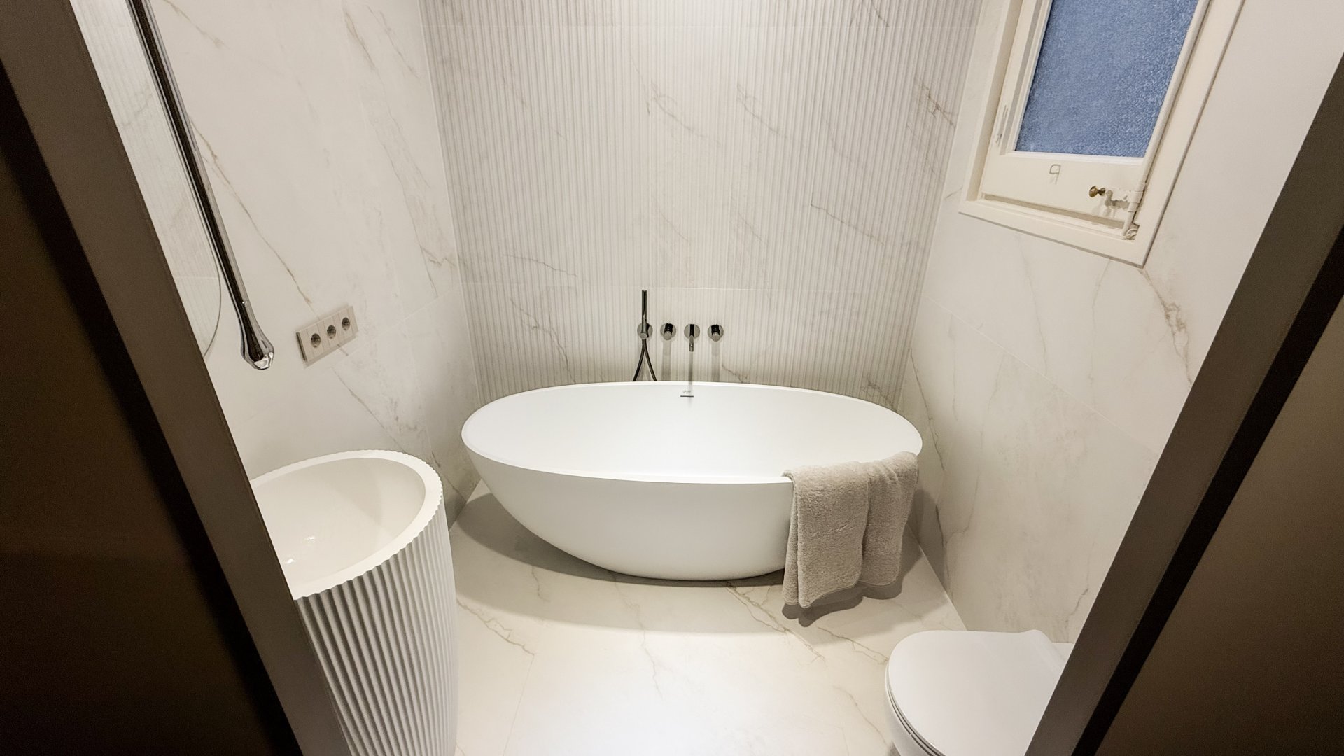 Apartment in Barcelona, Spain 4 bedrooms,  No. 141086