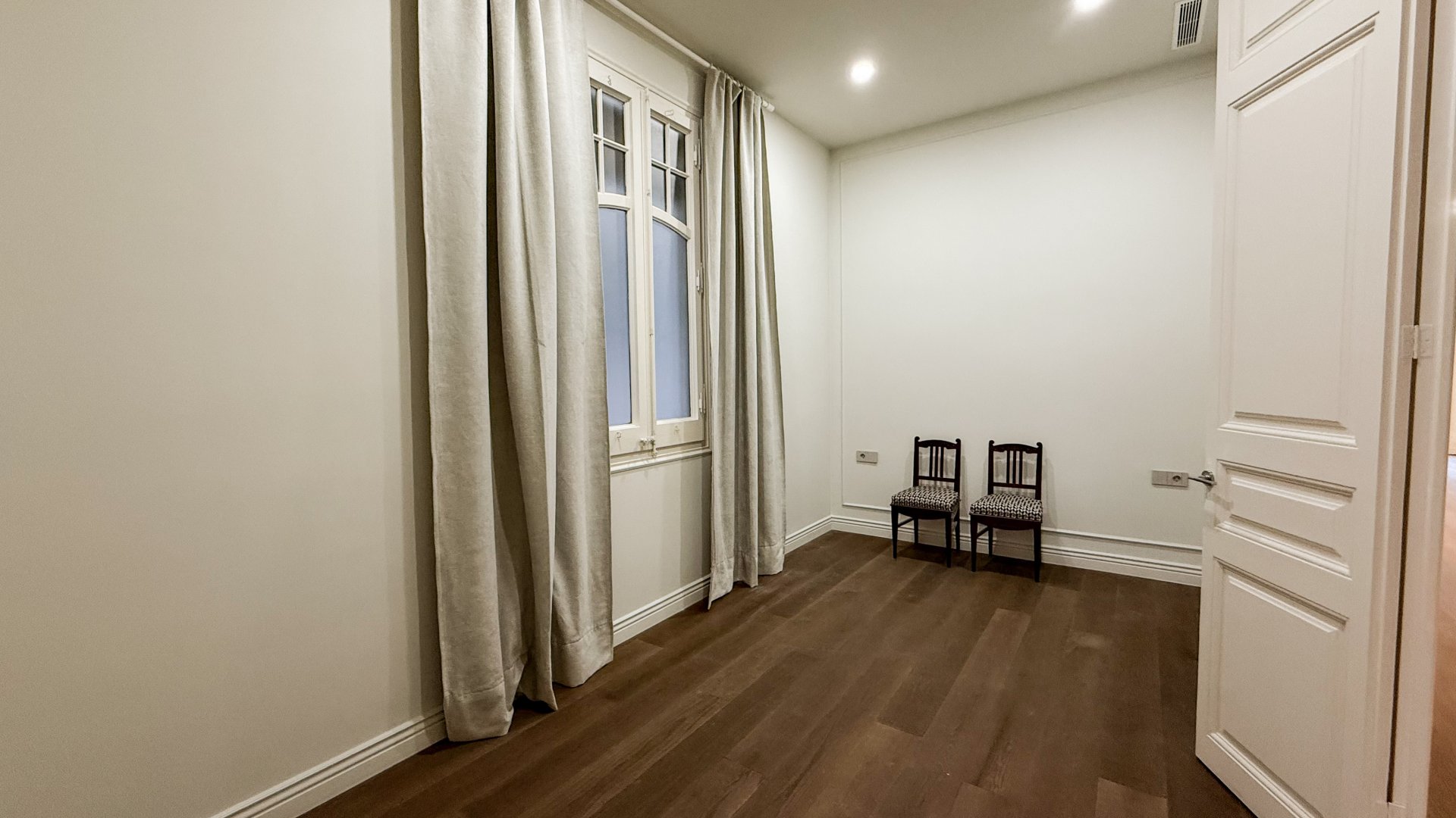 Apartment in Barcelona, Spain 4 bedrooms,  No. 141086