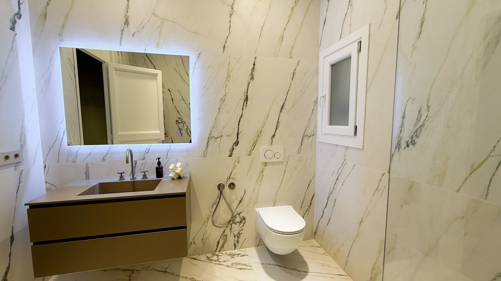 Apartment in Barcelona, Spain 4 bedrooms,  No. 141086