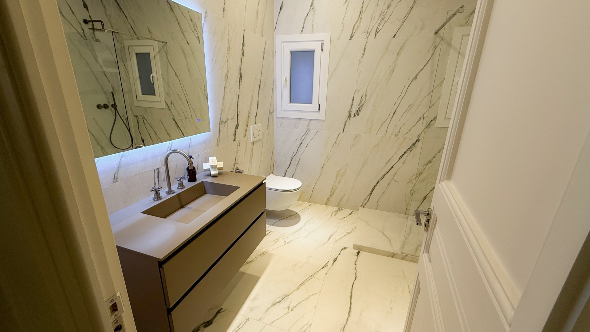 Apartment in Barcelona, Spain 4 bedrooms,  No. 141086