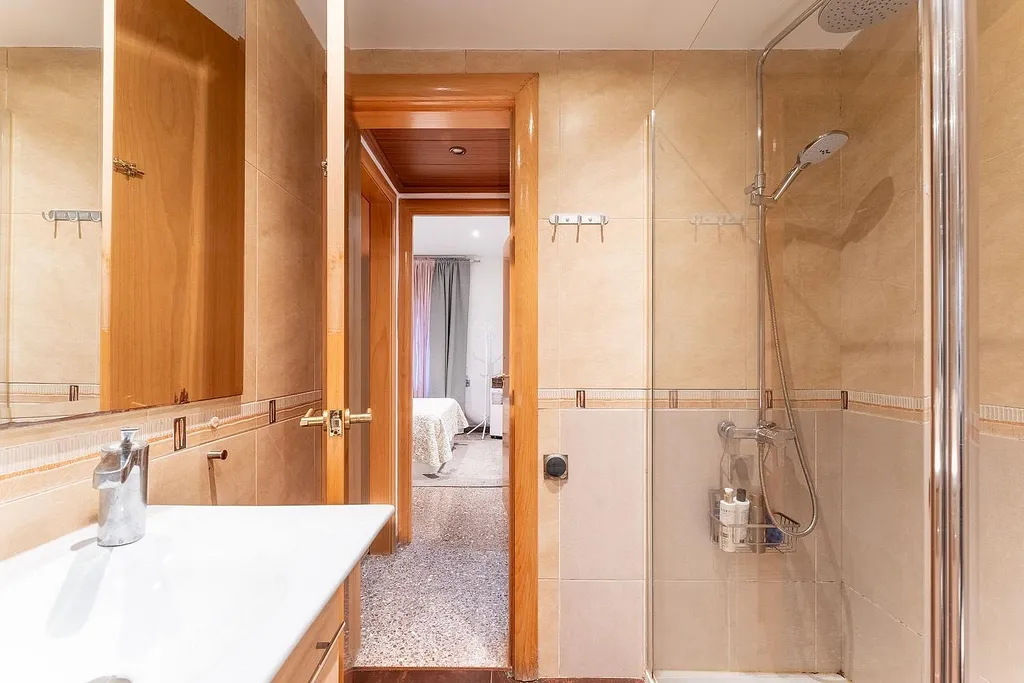 Apartment à Barcelona, Espagne 4 chambres, 95 m2 No. 141079