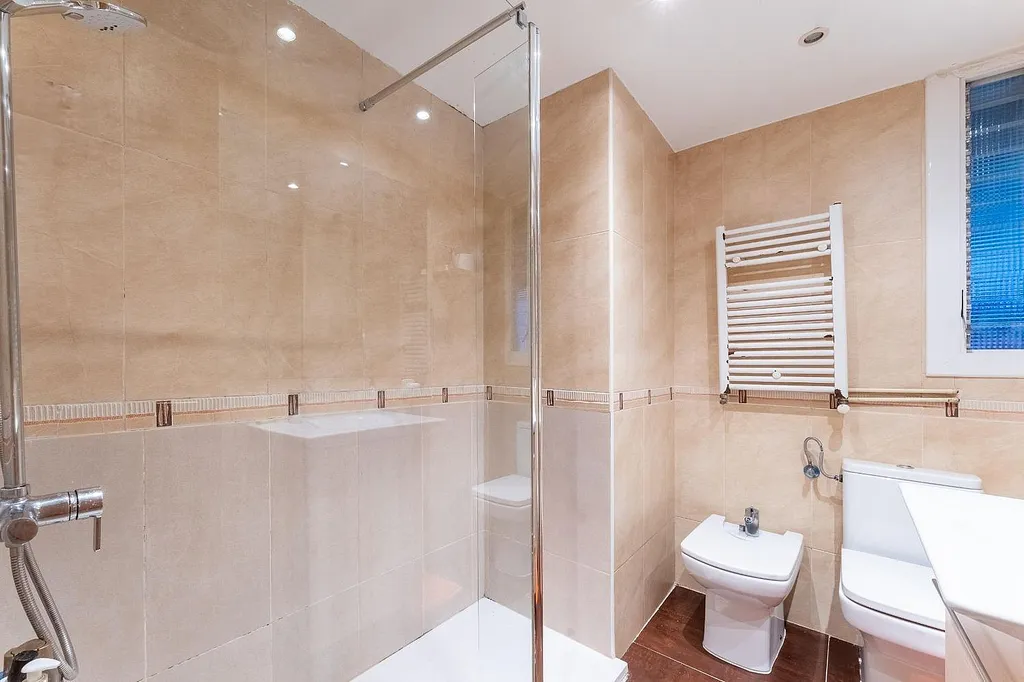 Apartment à Barcelona, Espagne 4 chambres, 95 m2 No. 141079