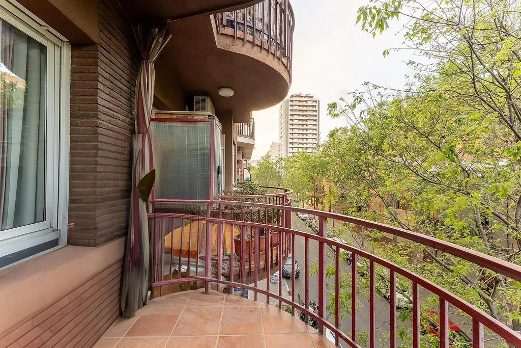 Apartment à Barcelona, Espagne 4 chambres, 95 m2 No. 141079
