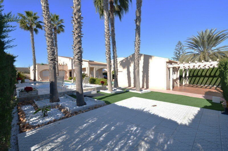 Villa i Torrevieja, Alicante, Spanien 5 sovrum, 490 kvm. Nr. 80159