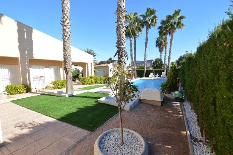 Villa i Torrevieja, Alicante, Spanien 5 sovrum, 490 kvm. Nr. 80159