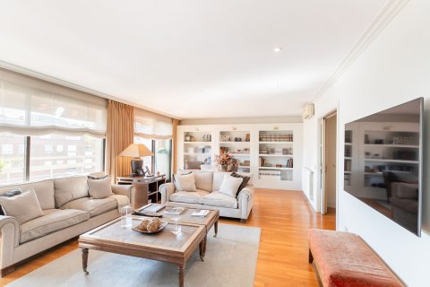Wohnung in Barcelona, Spanien 4 Schlafzimmer,  Nr. 141000