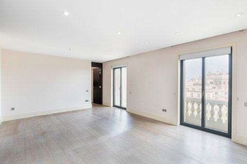 Apartment in Barcelona, Spain 3 bedrooms,  No. 141001