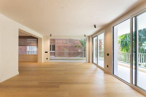 Apartment in Barcelona, Spain 5 bedrooms,  No. 140998