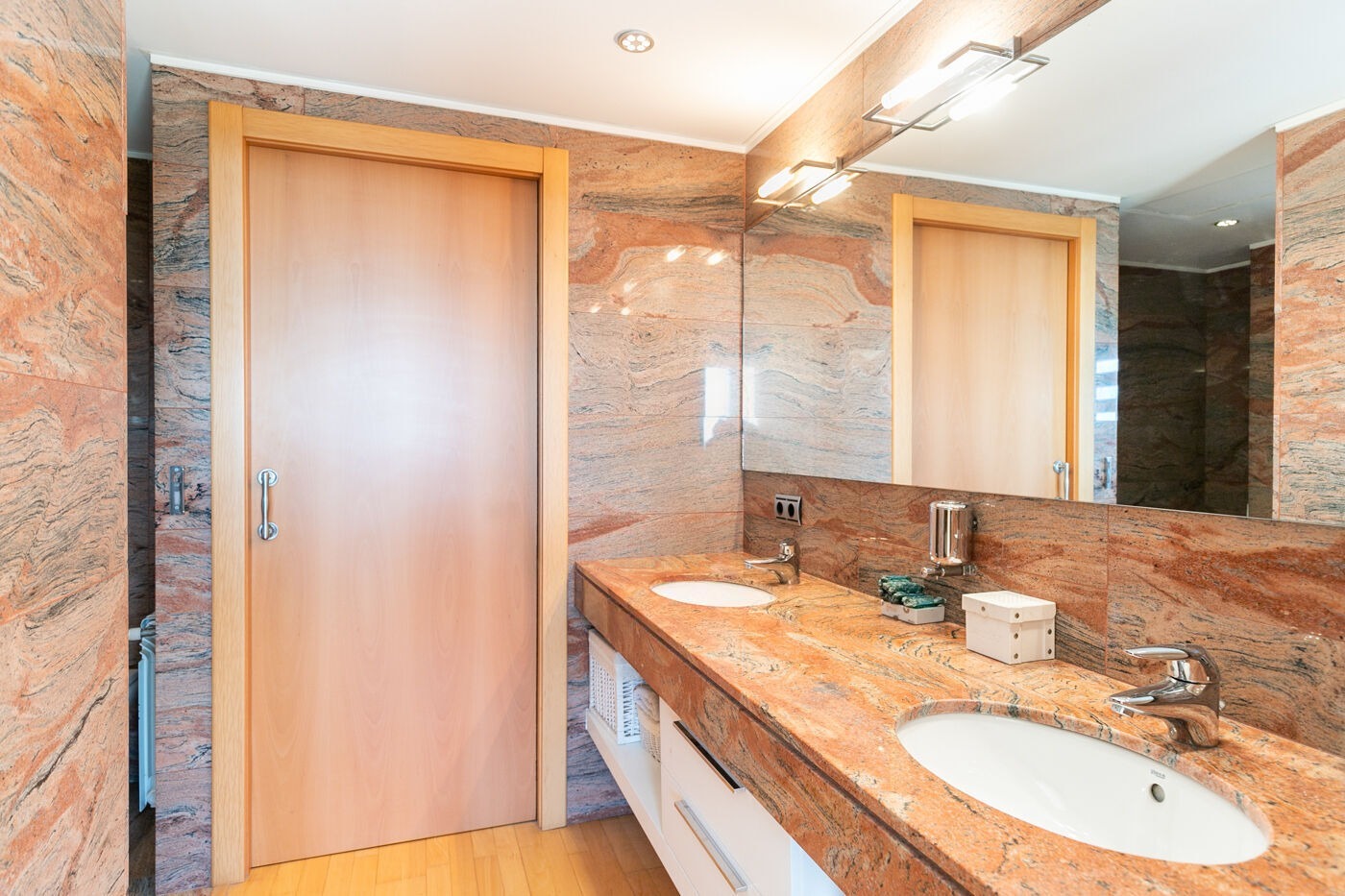 Apartamento en Barcelona, España 5 dormitorios,  No. 140996