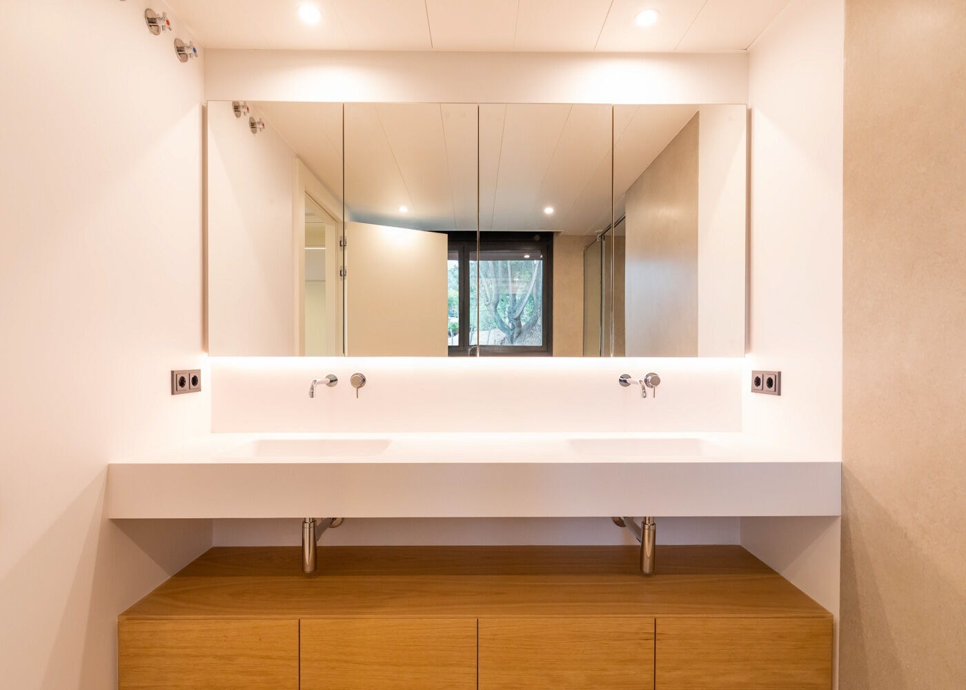 House in Barcelona, Spain 5 bedrooms,  No. 141056