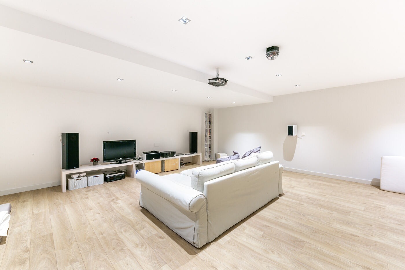 House in Barcelona, Spain 10 bedrooms,  No. 141053