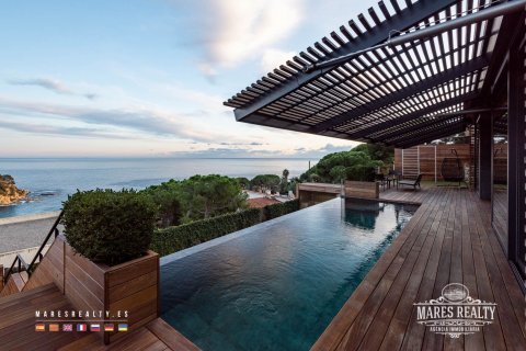 Villa in Lloret de Mar, Girona, Spain 6 bedrooms, 561 sq.m. No. 94173