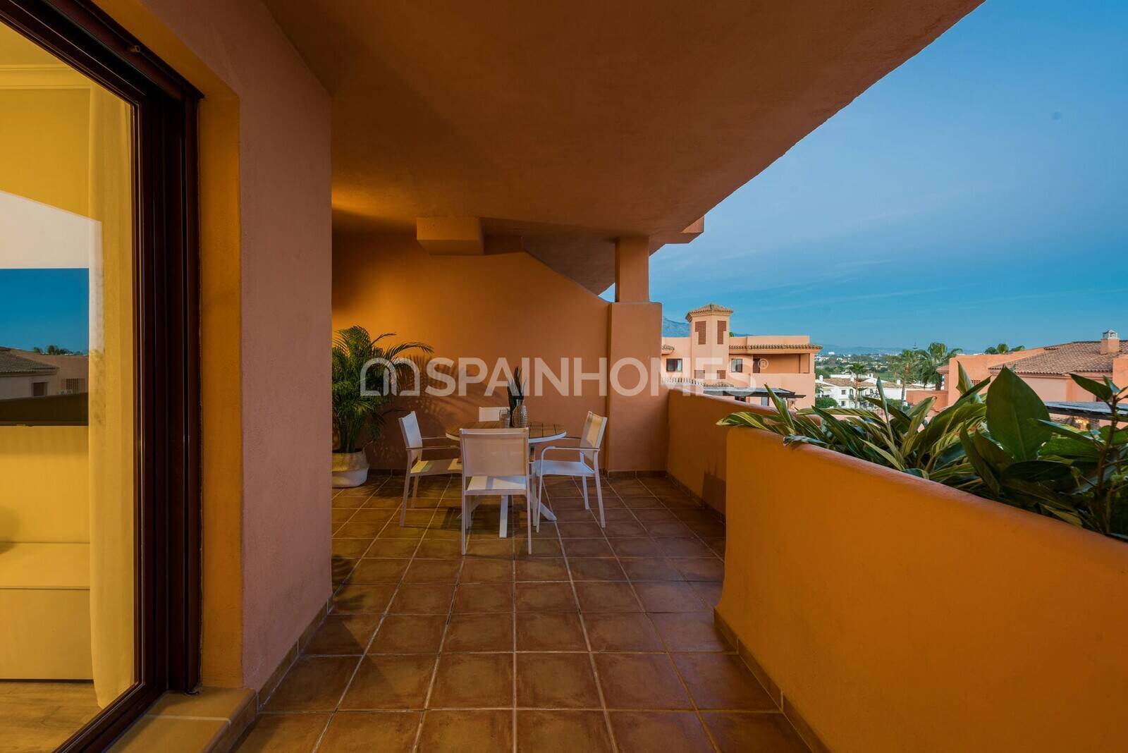 Apartamento en Benahavís, Málaga, España 2 dormitorios, 79 m2 No. 196488