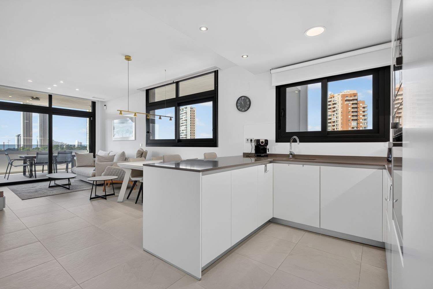 Apartamento en Benidorm, Alicante, España 2 dormitorios, 130 m2 No. 194086