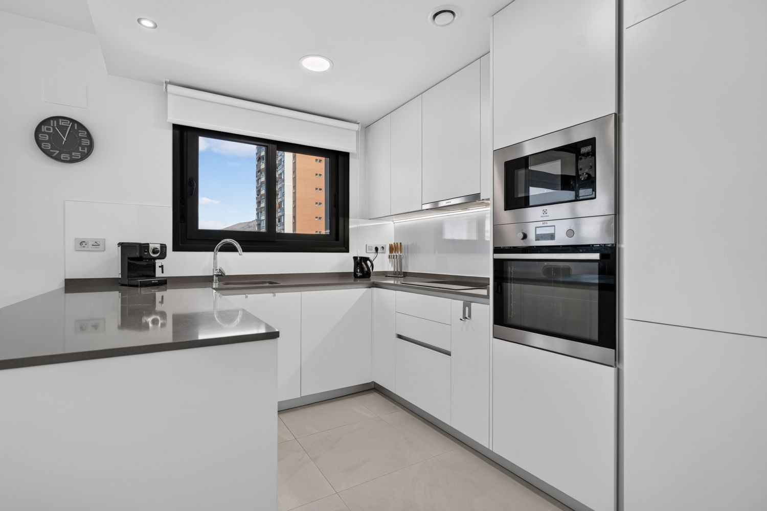 Apartamento en Benidorm, Alicante, España 2 dormitorios, 130 m2 No. 194086