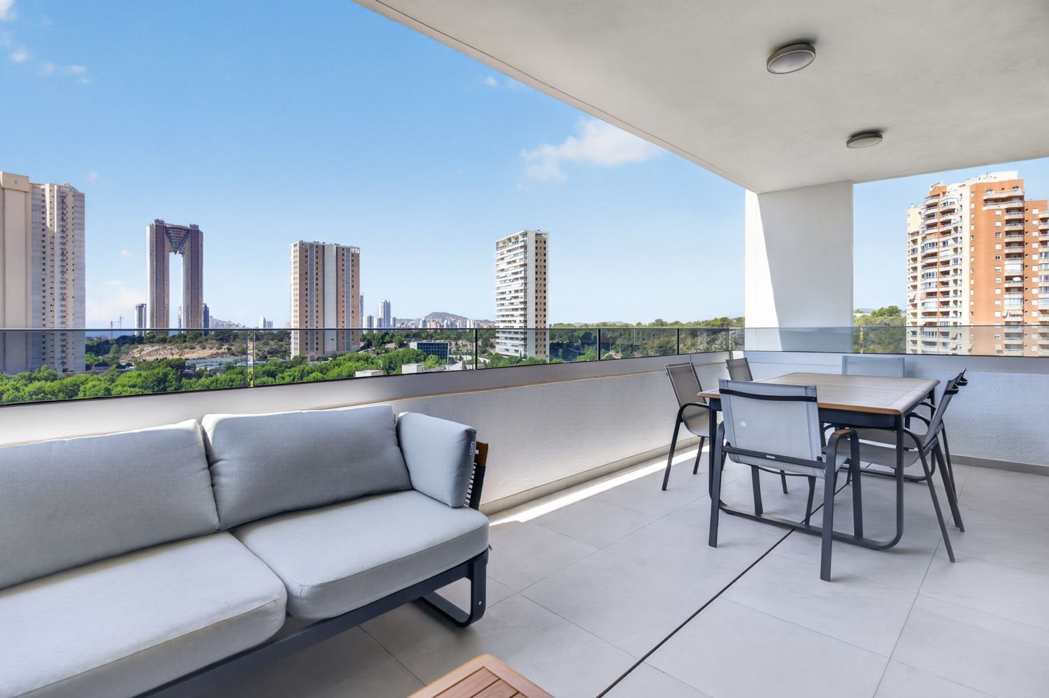 Apartamento en Benidorm, Alicante, España 2 dormitorios, 130 m2 No. 194086