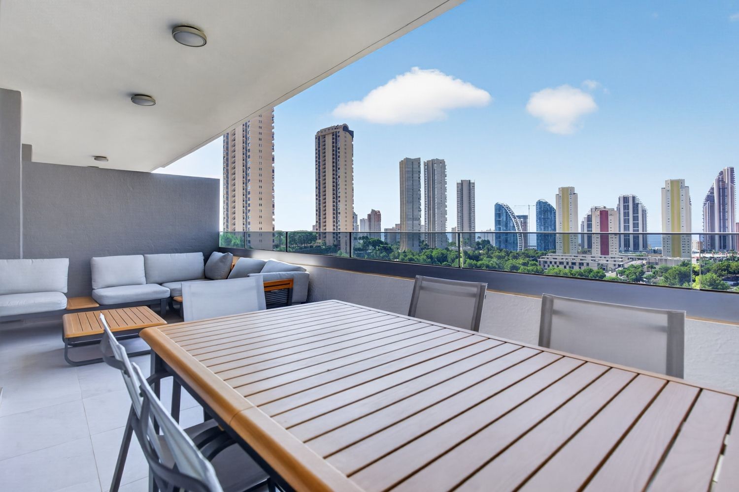 Apartamento en Benidorm, Alicante, España 2 dormitorios, 130 m2 No. 194086