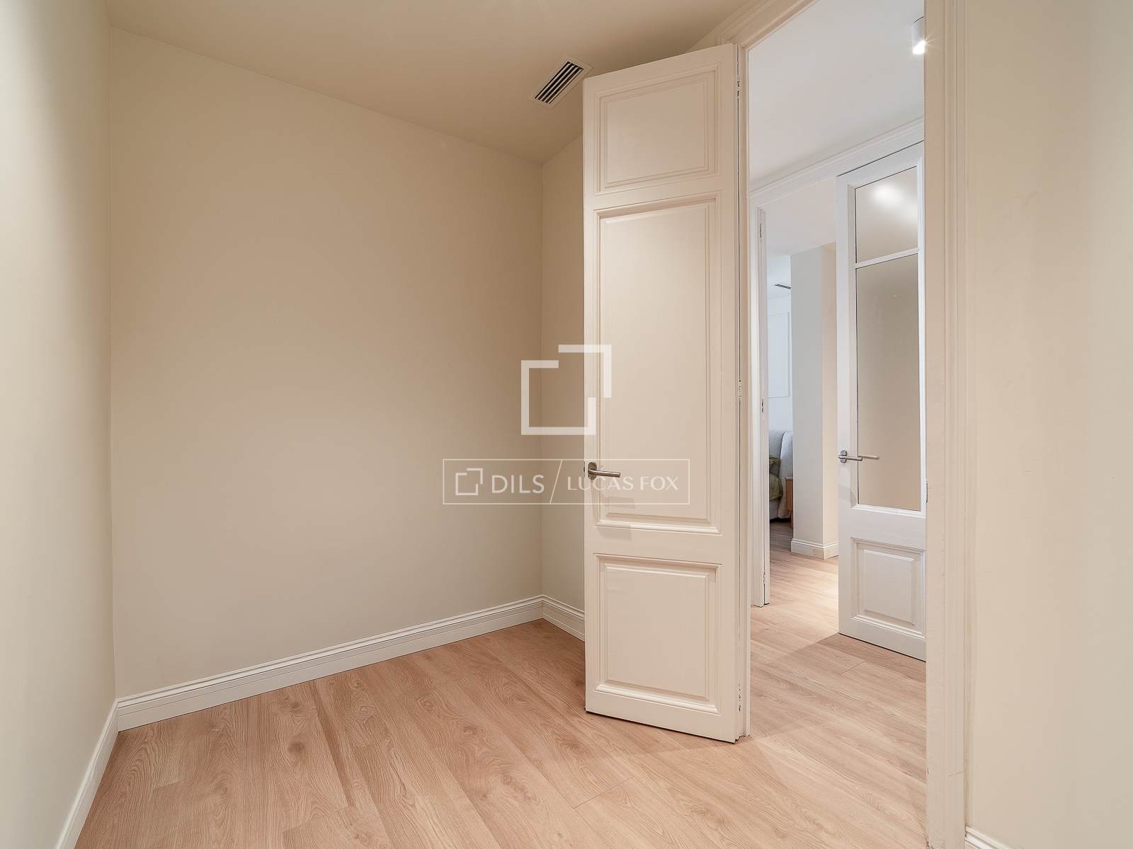 Apartamento en Barcelona, España 3 dormitorios, 135 m2 No. 194297