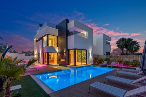 Villa a Torrevieja, Alicante, Spagna 3 camere da letto, 126 mq. N° 195265