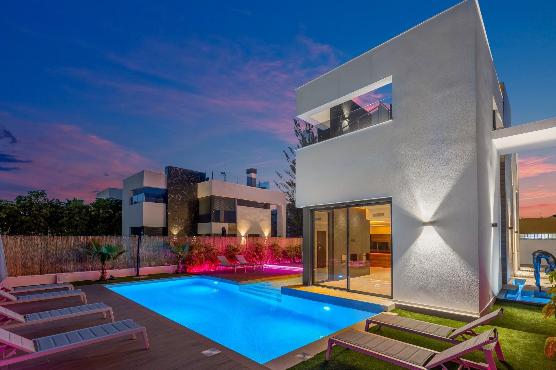 Villa en Torrevieja, Alicante, España 3 dormitorios, 126 m2 No. 195265