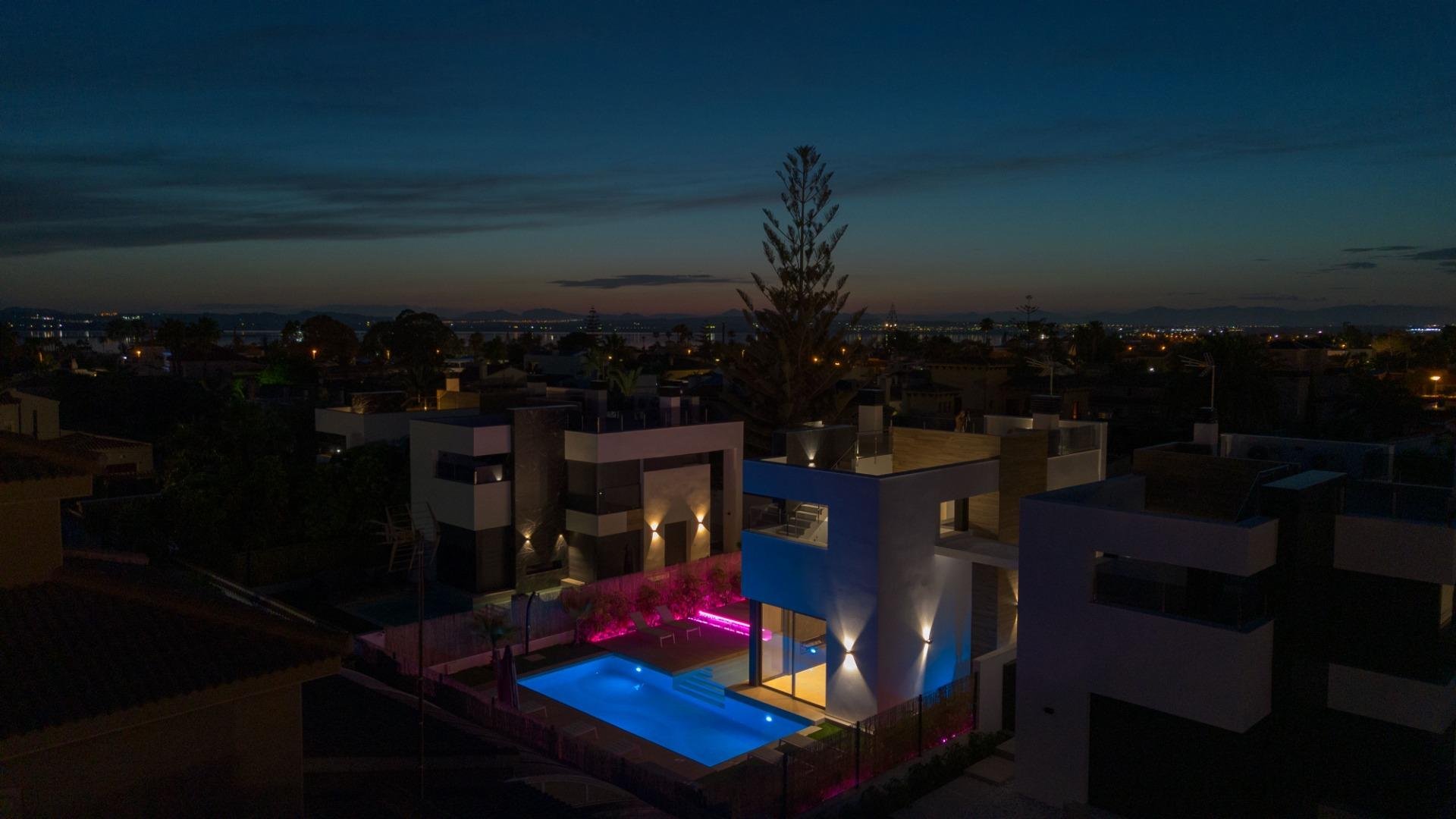 Villa en Torrevieja, Alicante, España 3 dormitorios, 126 m2 No. 195265