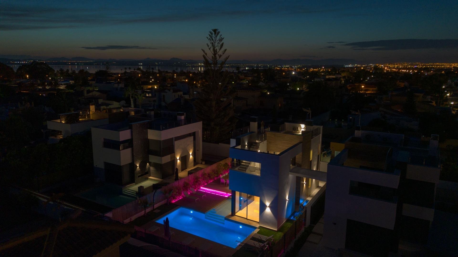Villa en Torrevieja, Alicante, España 3 dormitorios, 126 m2 No. 195265