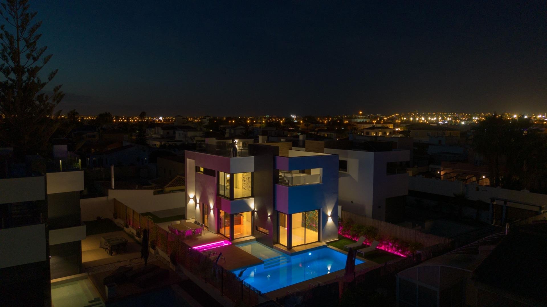 Villa en Torrevieja, Alicante, España 3 dormitorios, 126 m2 No. 195265