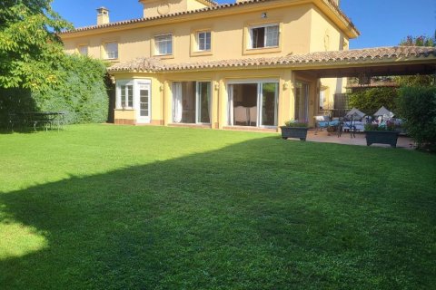 Huvila Madrid, Espanja 5 makuuhuonetta, 450 m2 No. 63078