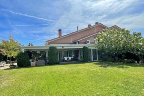 Huvila Madrid, Espanja 5 makuuhuonetta, 441 m2 No. 63076