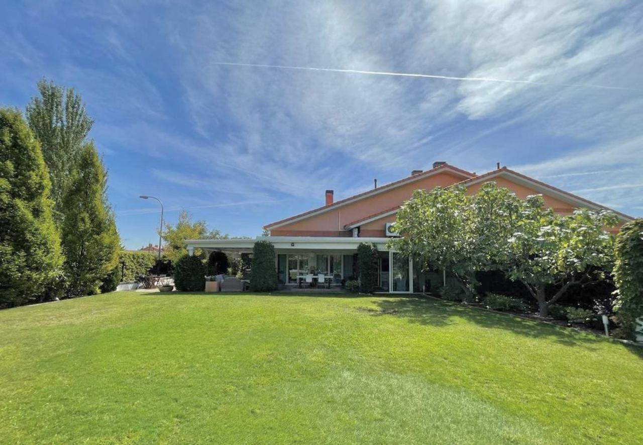 Villa i Madrid, Spanien 5 sovrum, 441 kvm. Nr. 63076