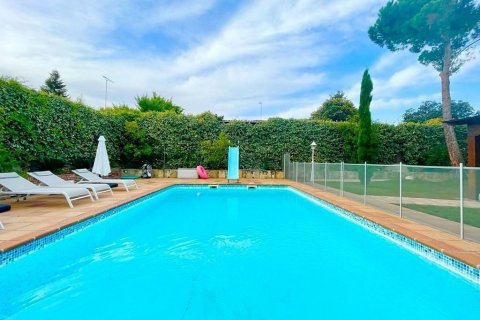 Huvila Madrid, Espanja 5 makuuhuonetta, 440 m2 No. 63079