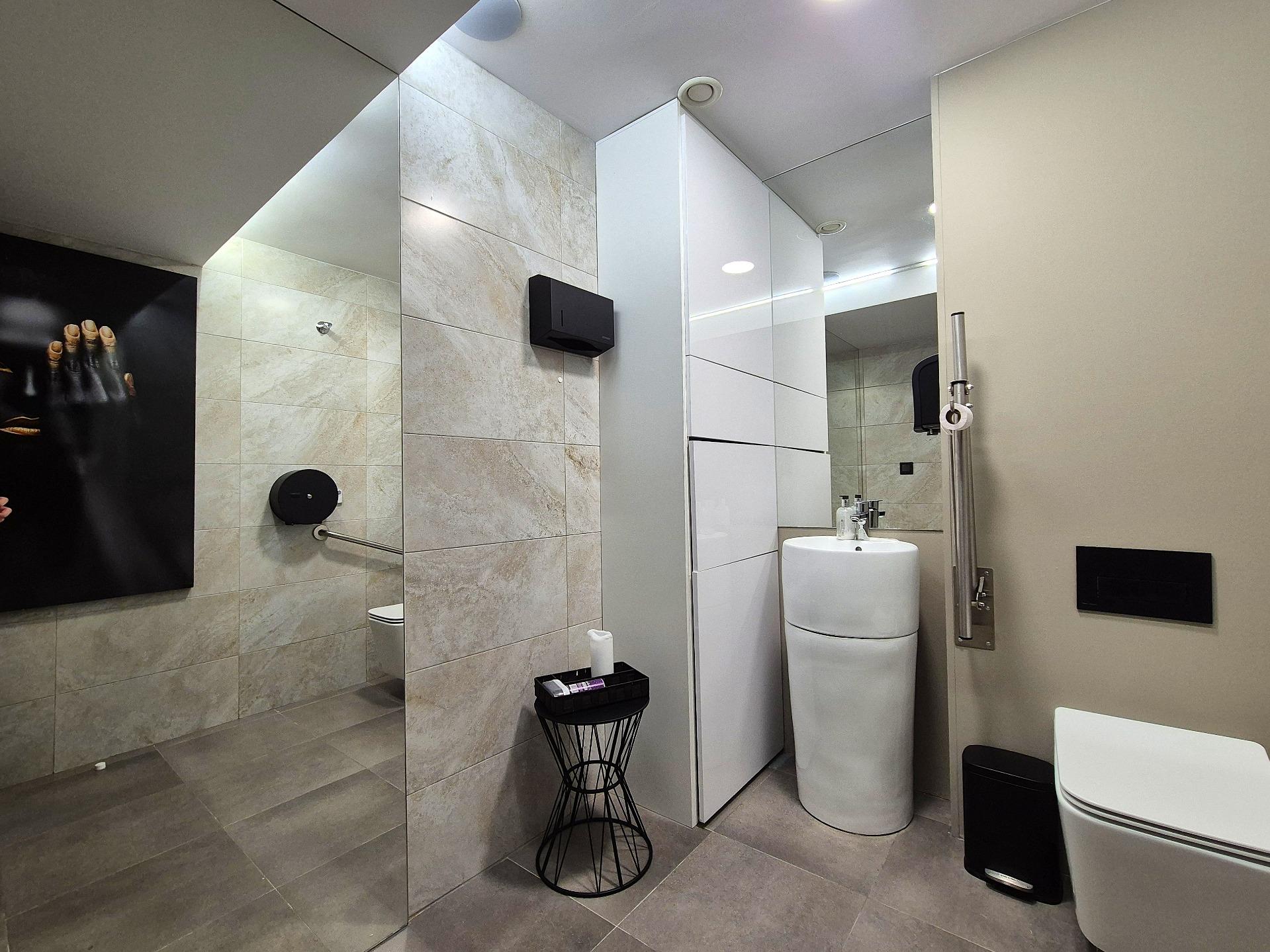 Commercial property in Alicante, Spain 6 bedrooms, 220 sq.m. No. 168891