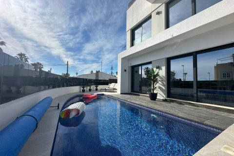 Villa en Torrevieja, Alicante, España 4 dormitorios, 196 m2 No. 155502