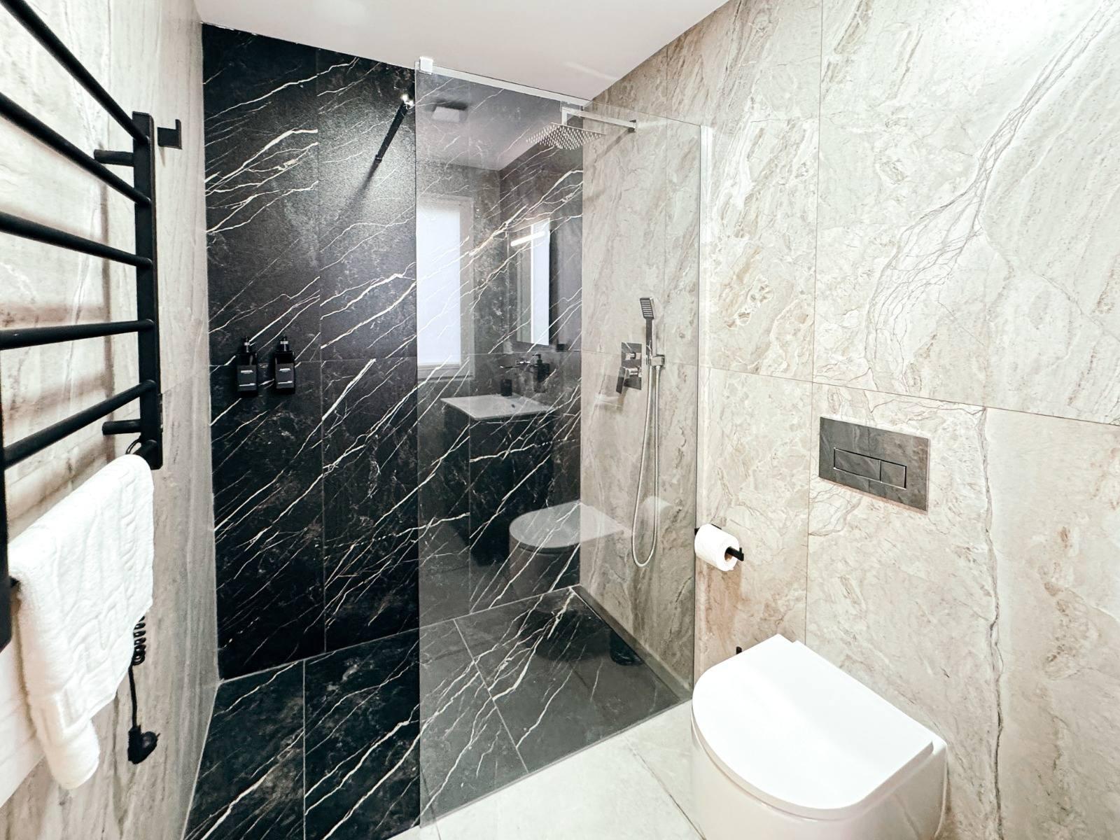 Commercial property in Torrevieja, Alicante, Spain 12 bedrooms, 347 sq.m. No. 189000