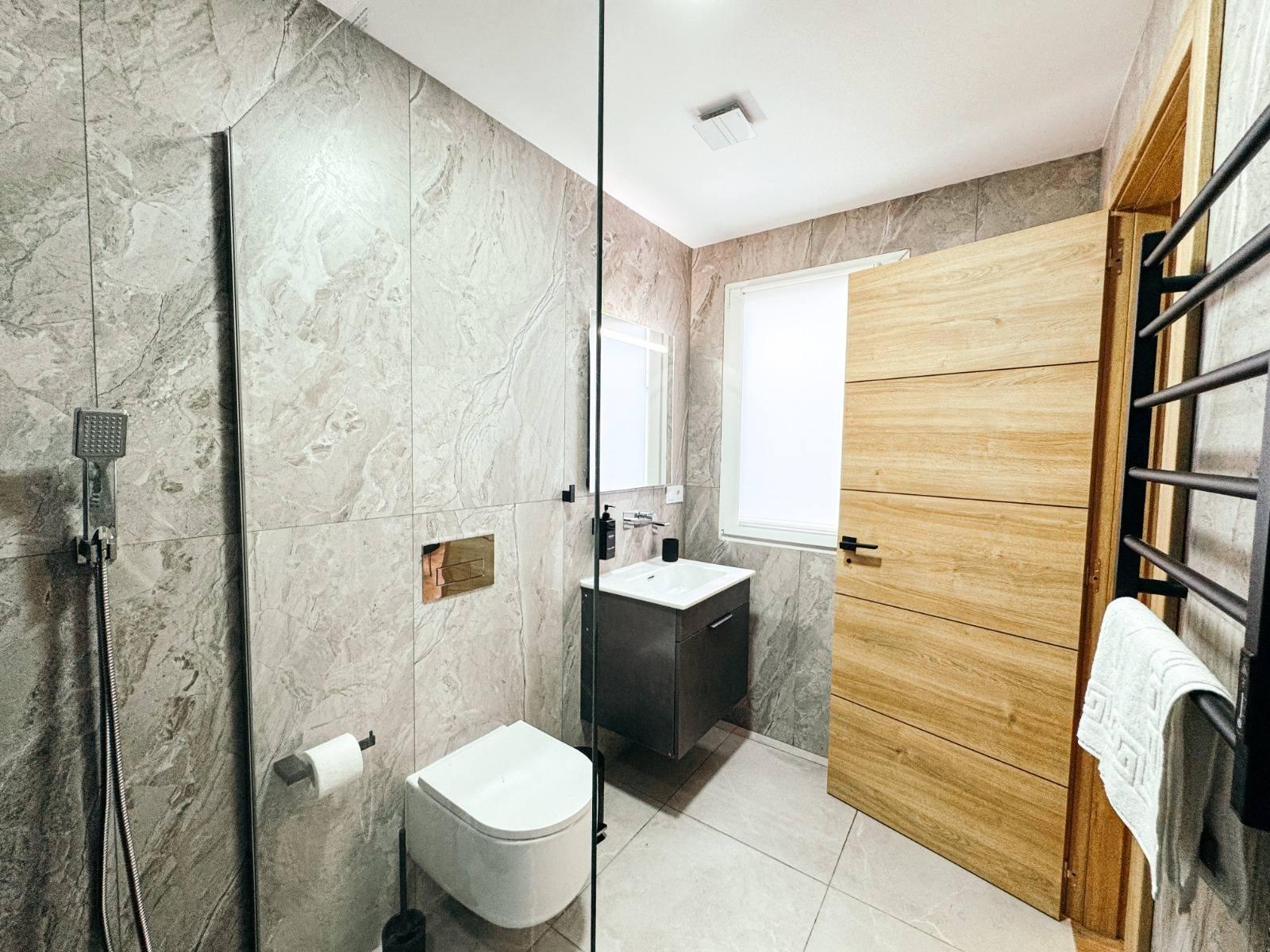 Commercial property in Torrevieja, Alicante, Spain 12 bedrooms, 347 sq.m. No. 189000