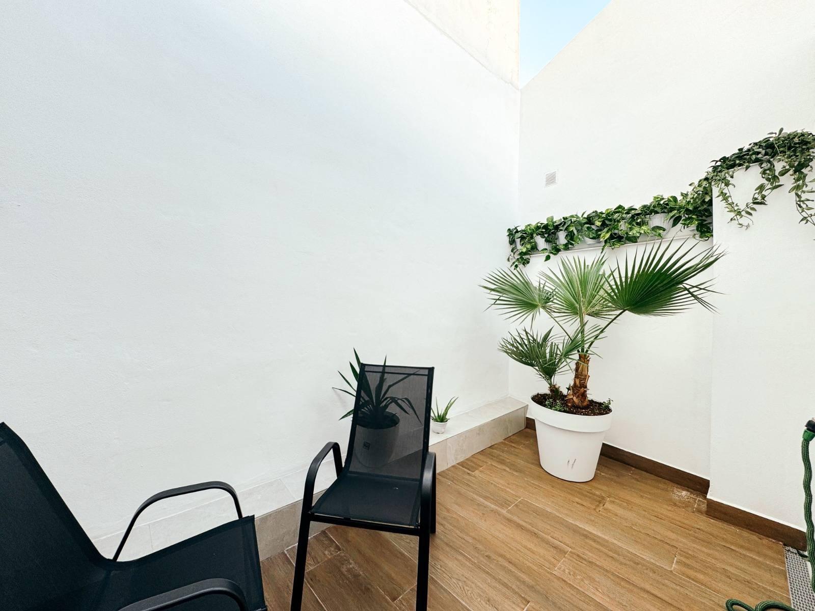 Commercial property in Torrevieja, Alicante, Spain 12 bedrooms, 347 sq.m. No. 189000