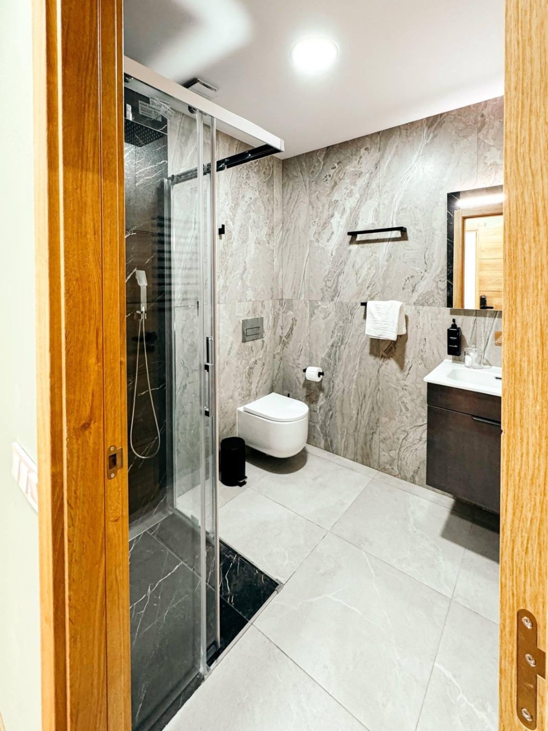 Commercial property in Torrevieja, Alicante, Spain 12 bedrooms, 347 sq.m. No. 189000