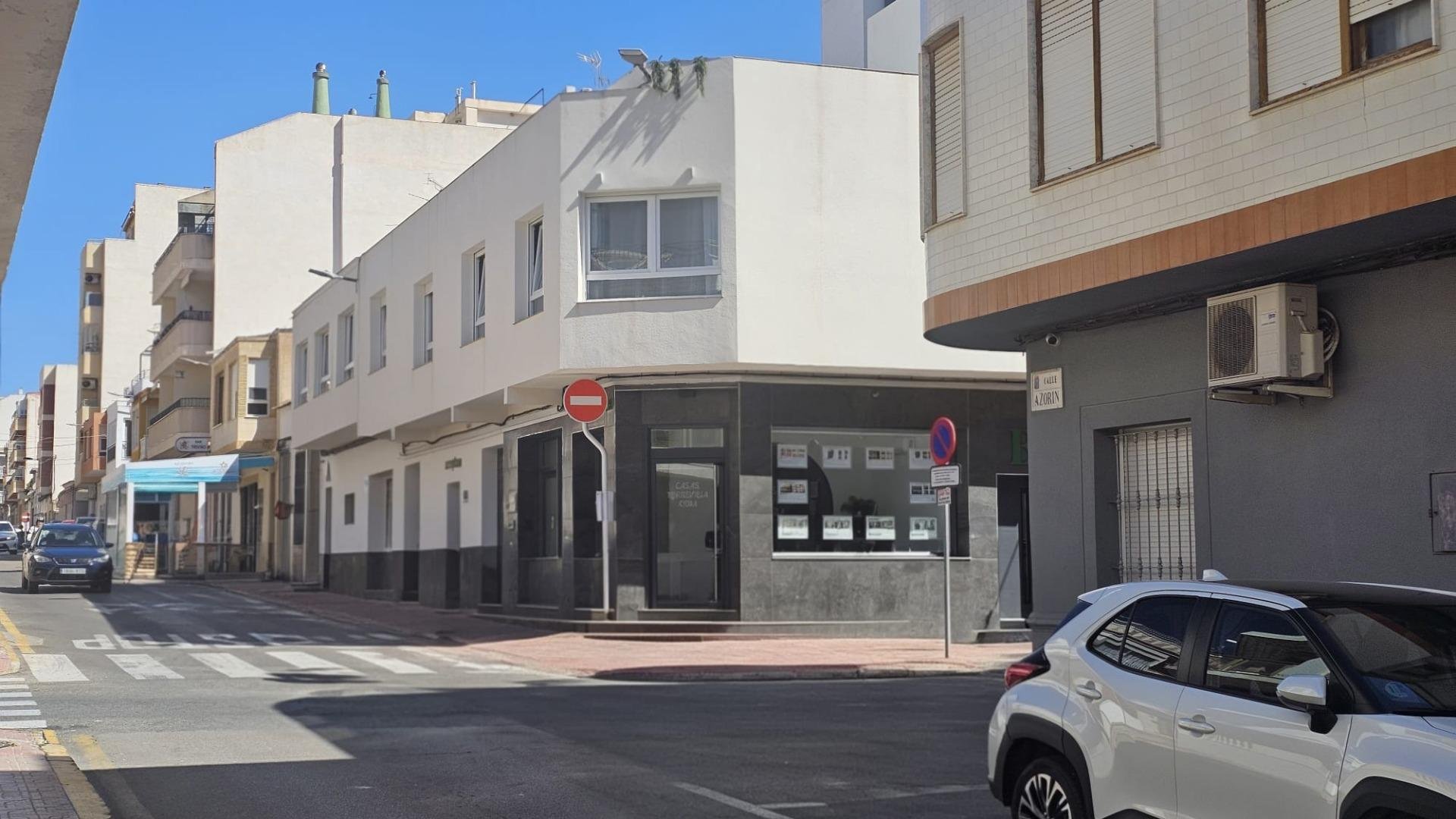 Commercial property in Torrevieja, Alicante, Spain 12 bedrooms, 347 sq.m. No. 189000
