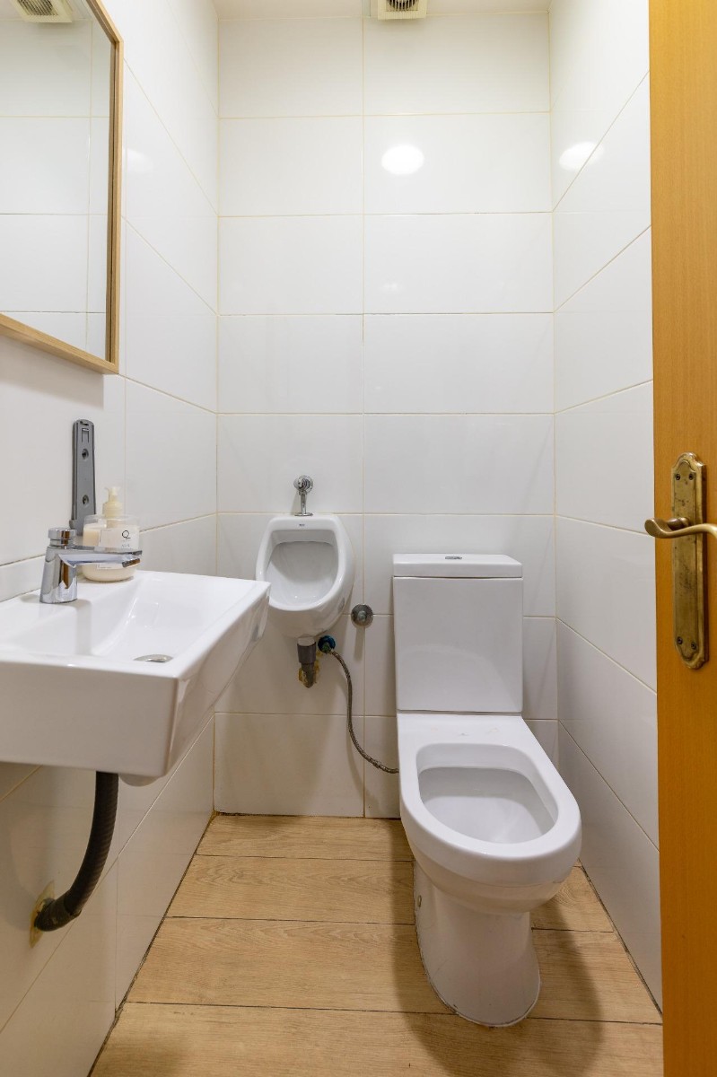 Commercial property in Valencia, Spain 94 sq.m. No. 133564