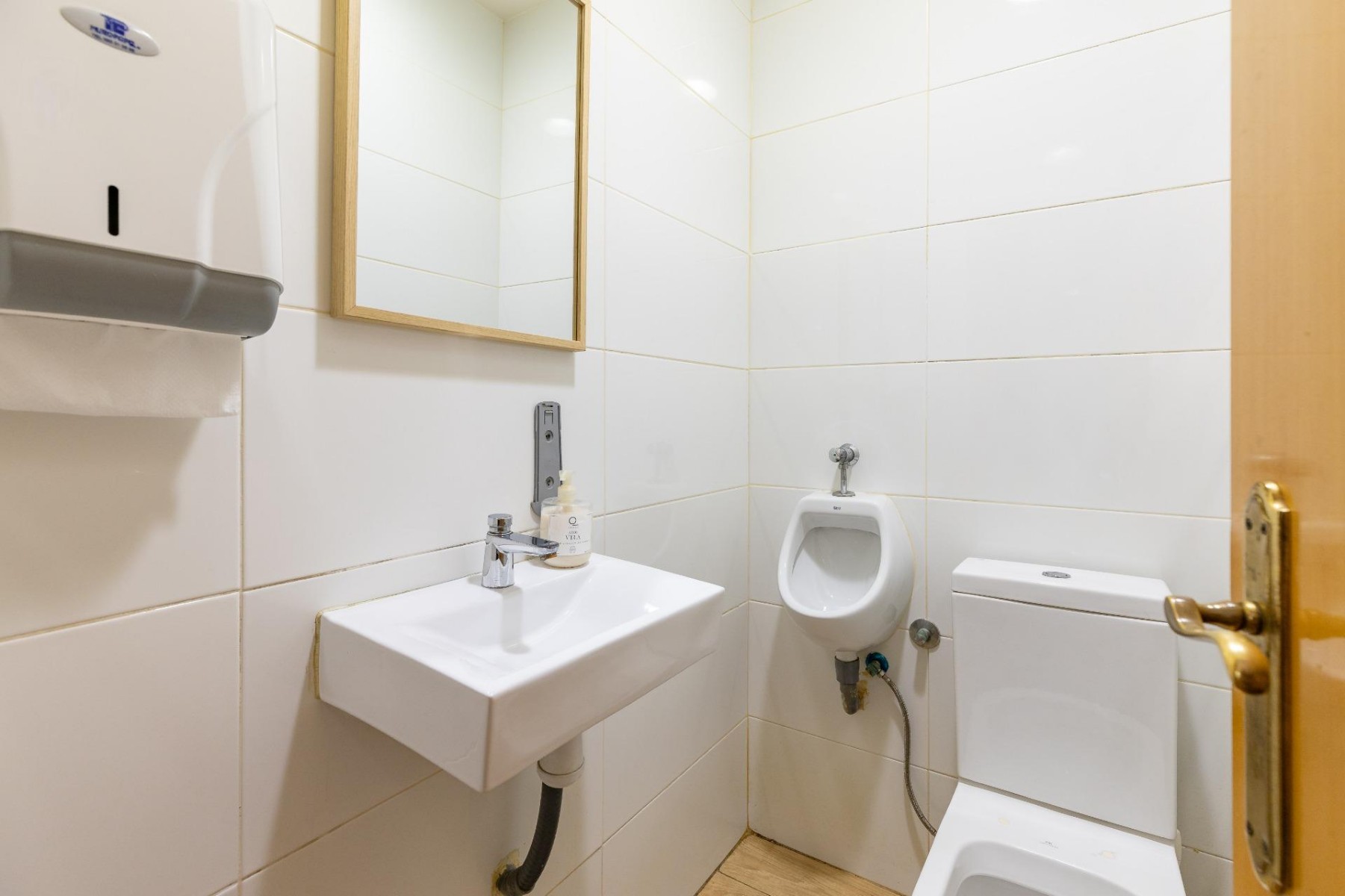 Commercial property in Valencia, Spain 94 sq.m. No. 133564
