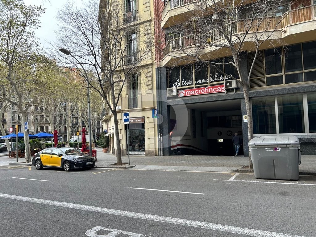 Commercial property in L'Eixample, Barcelona, Spain 14600 sq.m. No. 154910