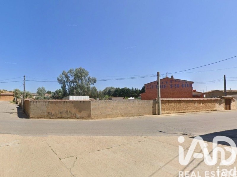 Land plot in Villaturiel, Leon, Spain 910 sq.m. No. 184661
