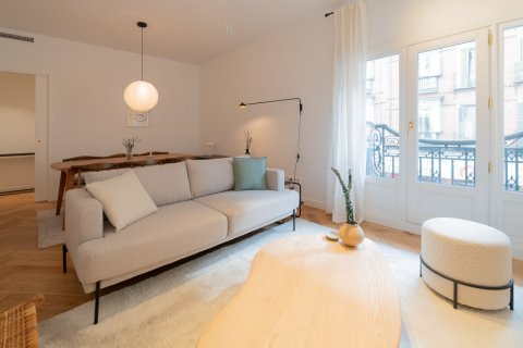 Apartment in Madrid, Spain 3 bedrooms, 169 sq.m. No. 105901