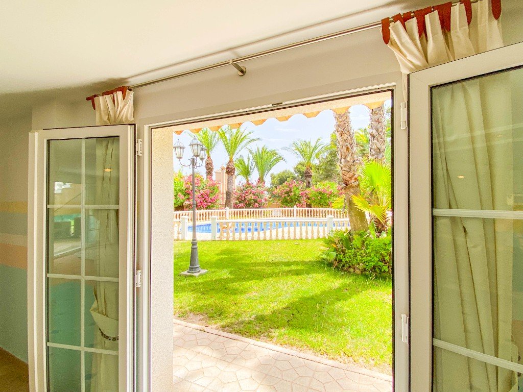 Villa i Villamartin, Alicante, Spanien 7 sovrum, 430 kvm. Nr. 71721