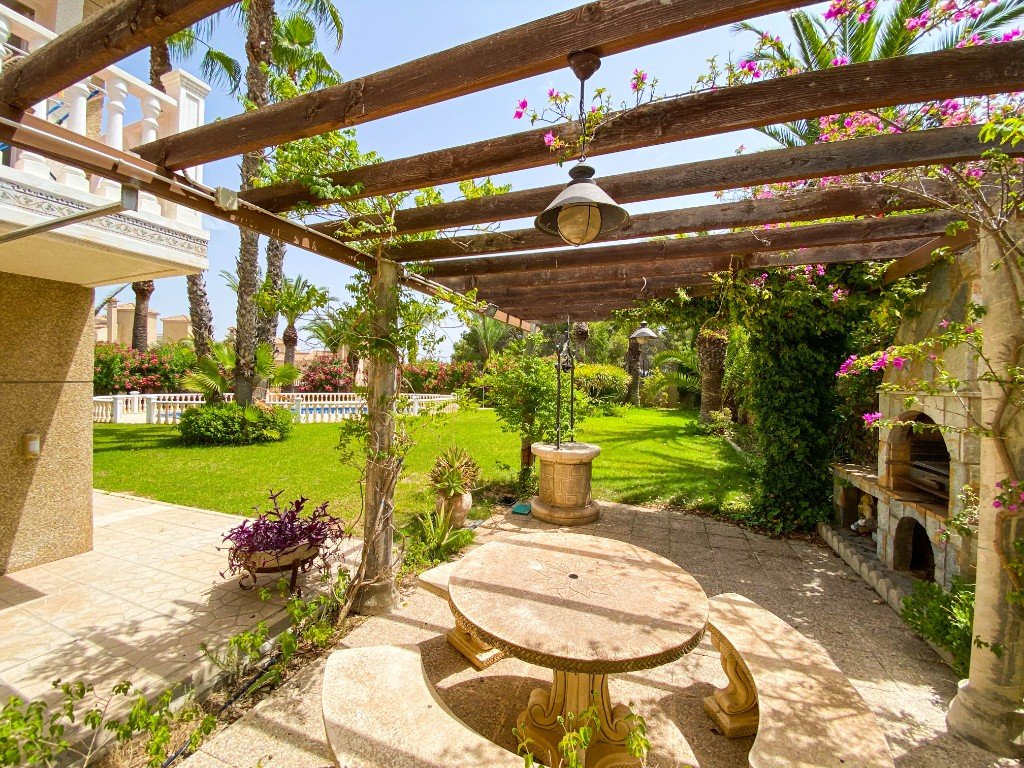Villa i Villamartin, Alicante, Spanien 7 sovrum, 430 kvm. Nr. 71721