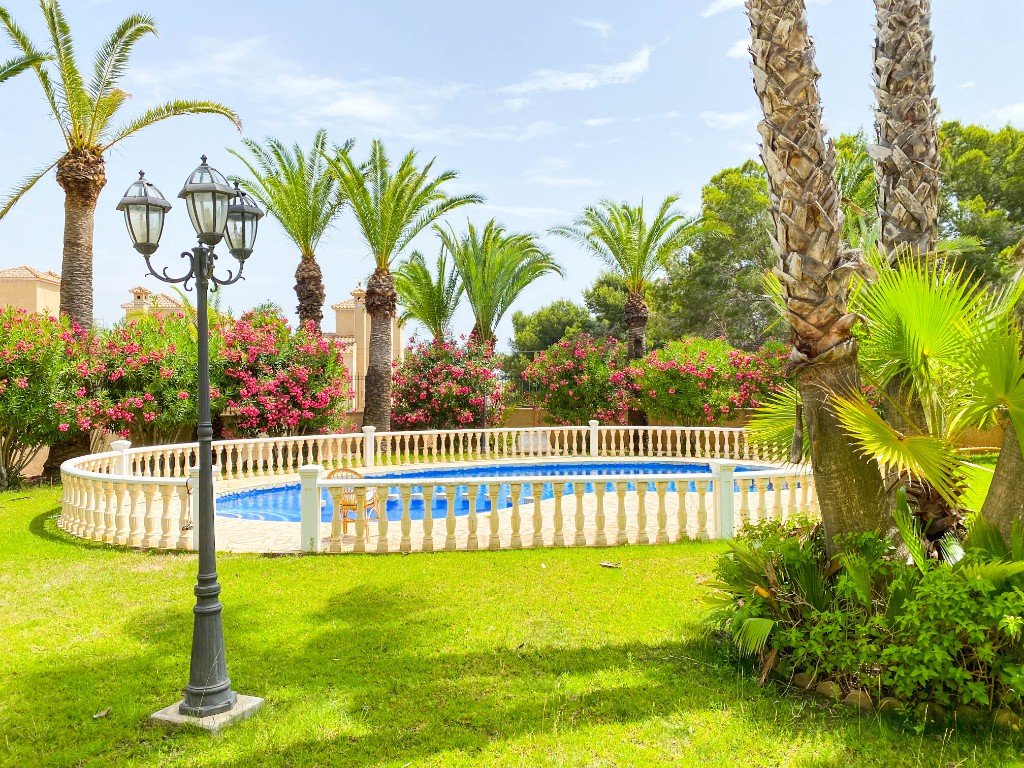Villa i Villamartin, Alicante, Spanien 7 sovrum, 430 kvm. Nr. 71721