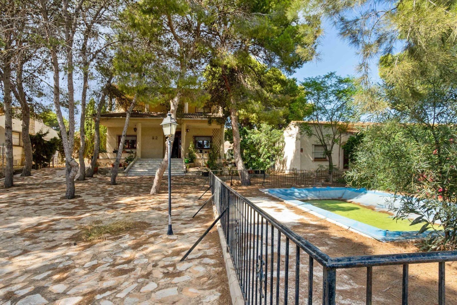 Villa a Torrevieja, Alicante, Spagna 6 camere da letto, 350 mq. N° 193365