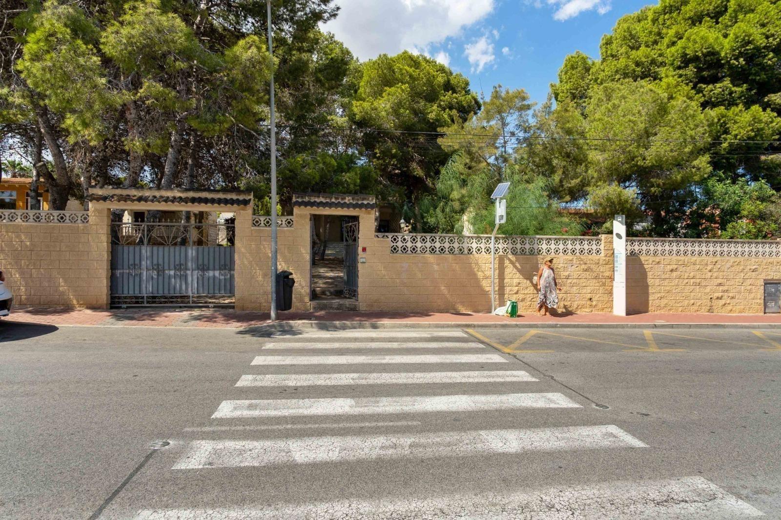 Villa a Torrevieja, Alicante, Spagna 6 camere da letto, 350 mq. N° 193365